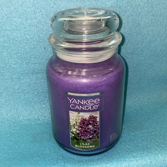 YANKEE Lilac Blossoms 22 oz. CANDLE RARE 
SCENT - Picture 1 of 6